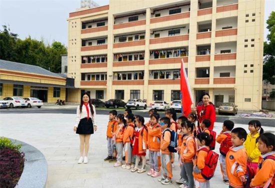 兴国县龙口镇中心幼儿园开展参观小学主题活动