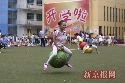 张越和/海淀区双榆树一小，中国女足守门员张越和足球队一起踢球。