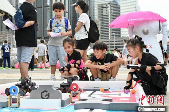 人工智能机器人“走进”<em>香港</em>湾仔海滨 吸引学生<em>体验</em>
