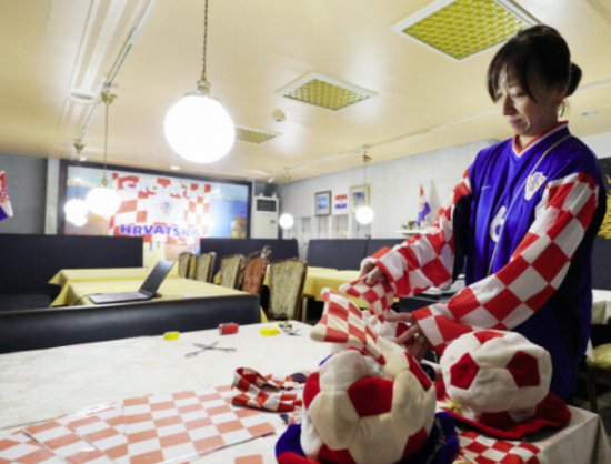 日本<em>饭店为</em>克罗地亚球迷提供场地看世界杯：不论输赢都是朋友