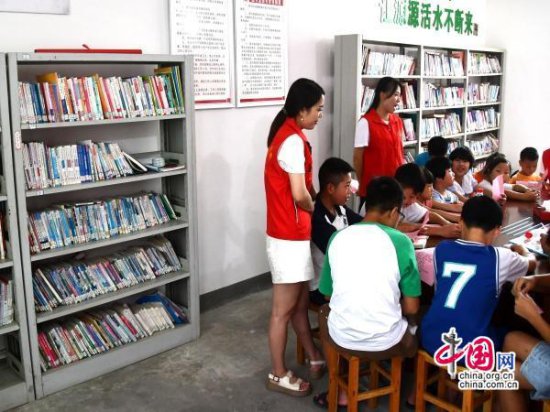 湖南新邵：志愿服务进书屋 携手护苗伴成长