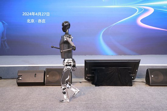 北京人形机器人创新中心发布通用人形机器人母平台“天工”
