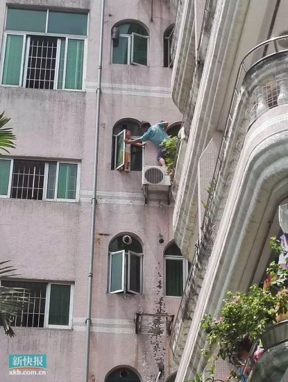 五岁男童站在五楼窗边命悬一线 “蜘蛛侠”半空爬水管救人