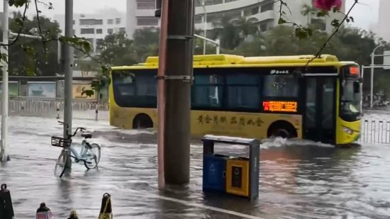 受降雨影响 海口市多条道路积水、公共交通线路暂停或绕行运营