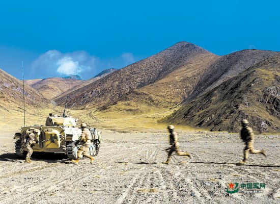 新疆军区某团开展<em>进攻</em>战斗训练，检验部队实战能力